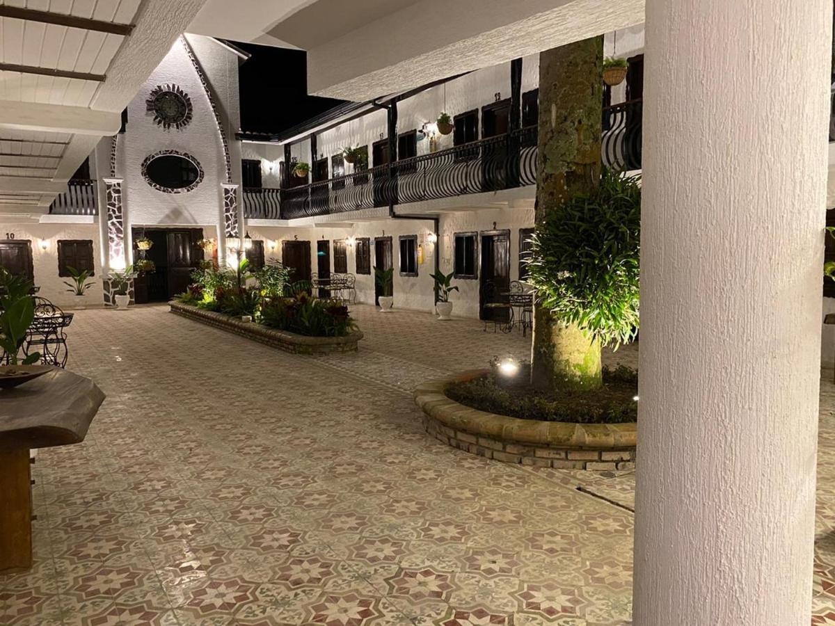Casa Hotel Las Orquideas ซีร์กาเซีย ภายนอก รูปภาพ