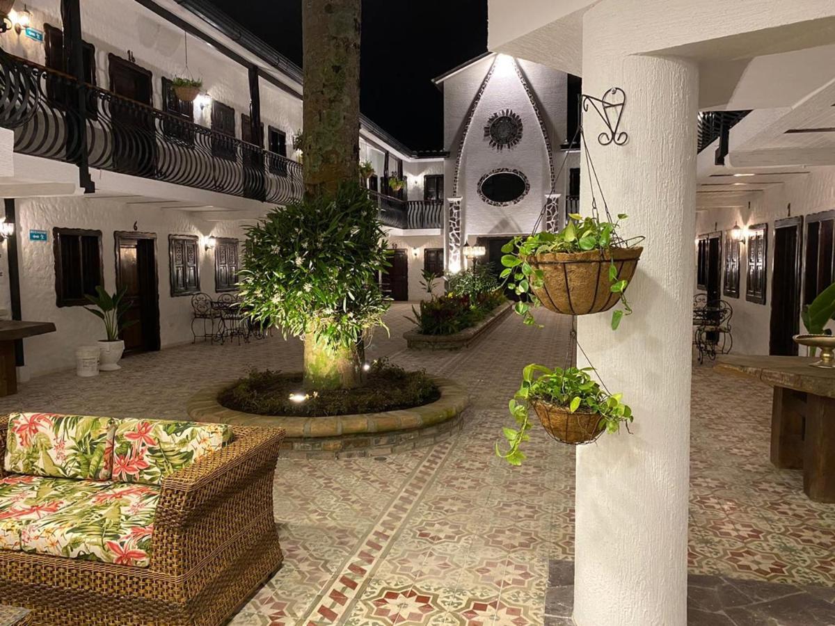 Casa Hotel Las Orquideas ซีร์กาเซีย ภายนอก รูปภาพ