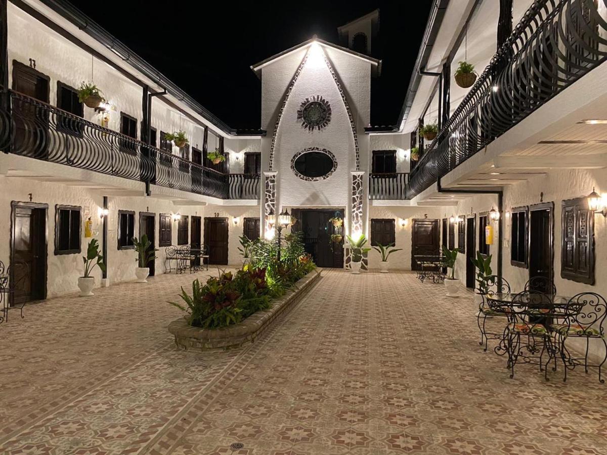 Casa Hotel Las Orquideas ซีร์กาเซีย ภายนอก รูปภาพ